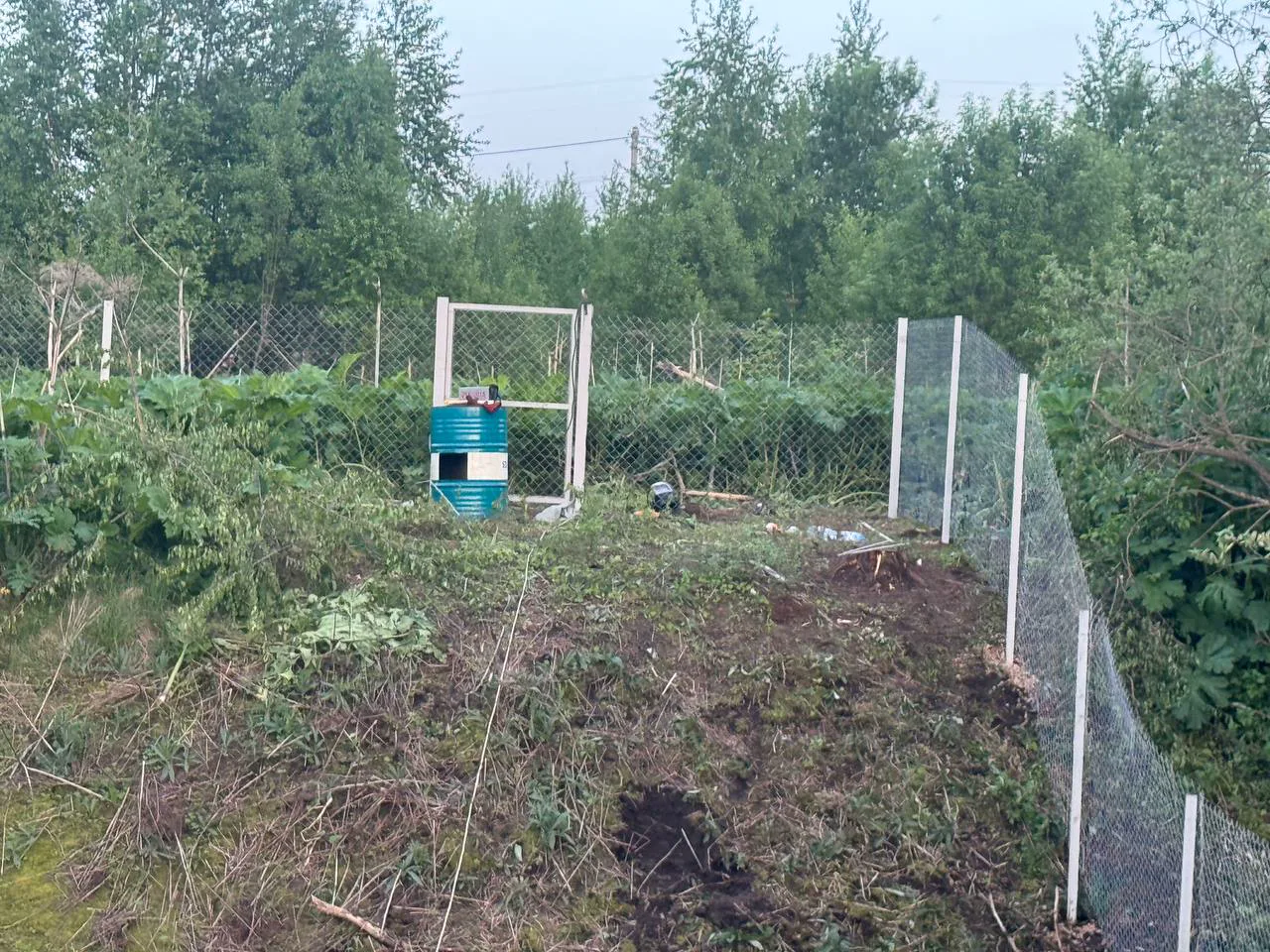 Установка забора из сетки-рабицы — Готовая линия сетчатого забора
