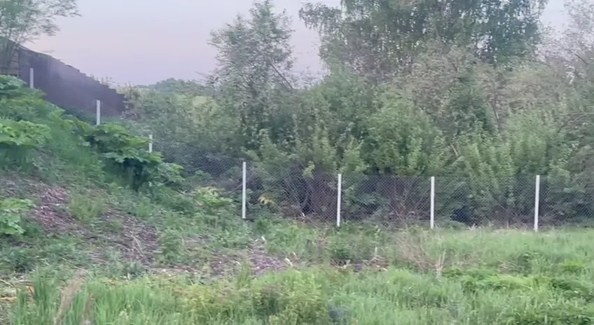 Установка забора из сетки-рабицы — Видео: Видео монтажа забора из рабицы