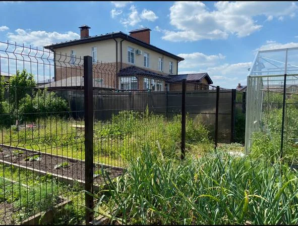 Металлический каркас на участке
