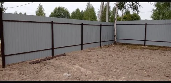 Серый забор из профнастила