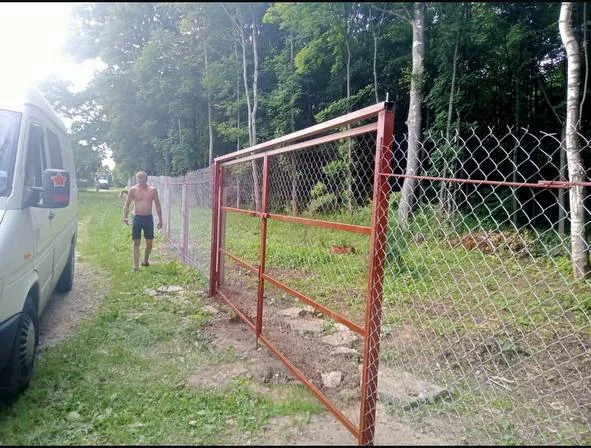 Забор из сетки-рабицы